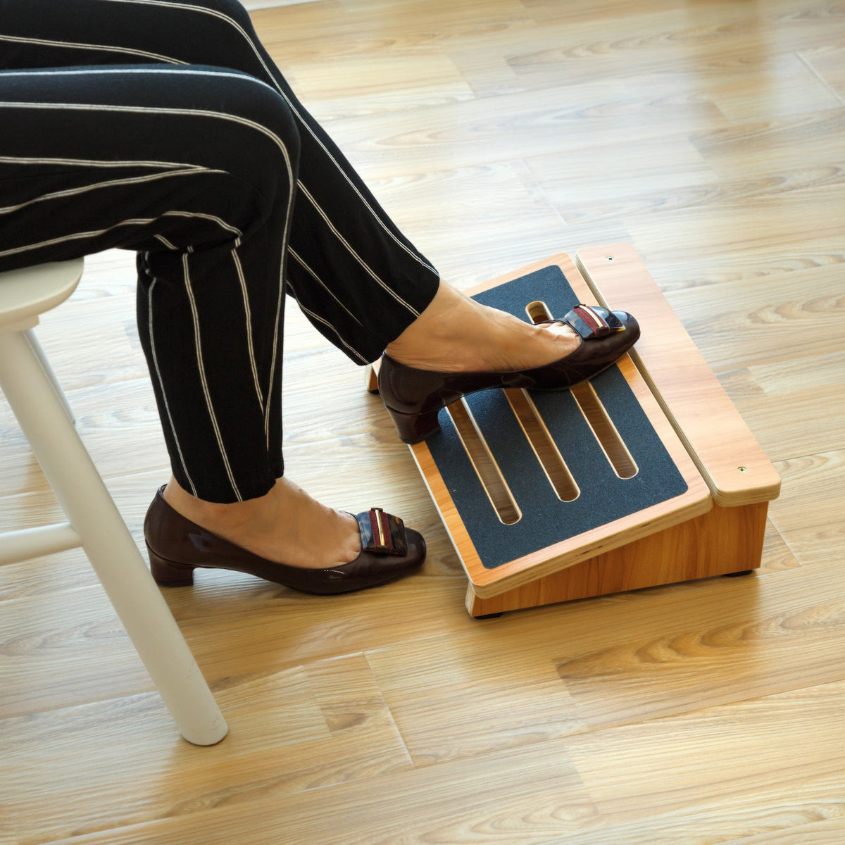 Repose-pieds incliné